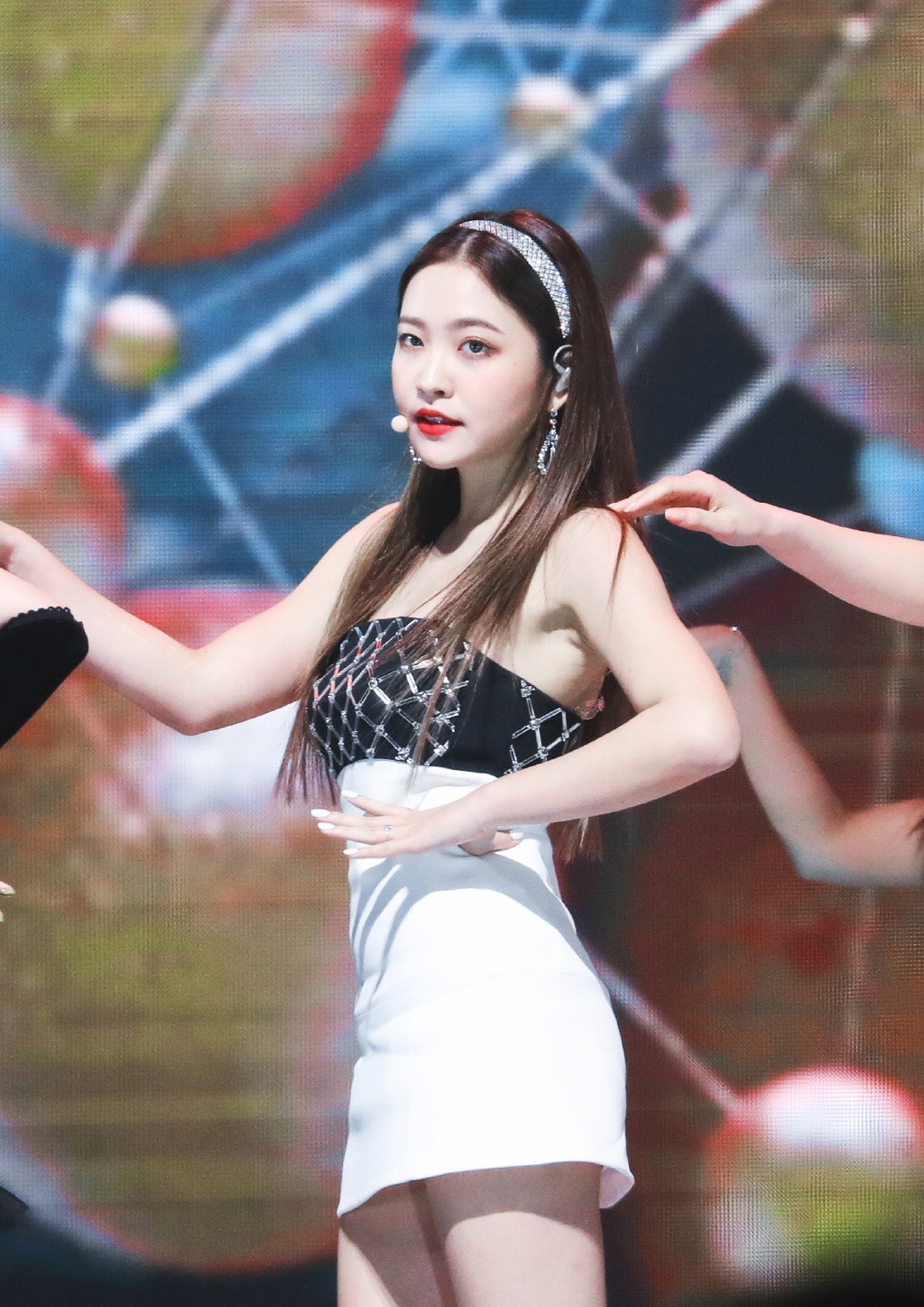 她是韩国大势女团忙内,穿宝蓝牛仔连体裤出镜,背头更显精致五官