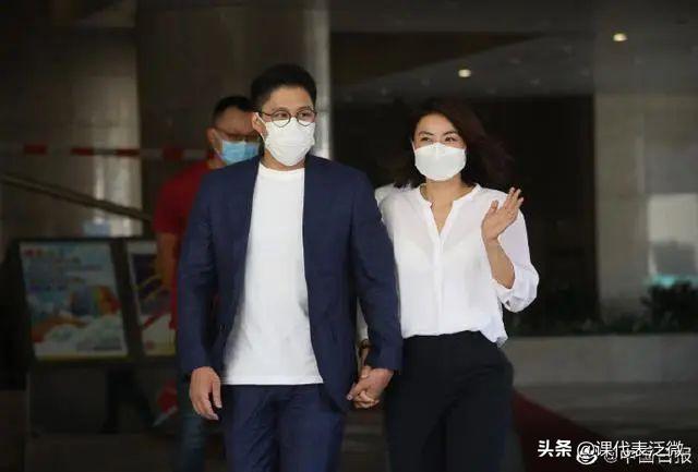 郭晶晶背着爱马仕的包,郭晶晶拎13万的爱马仕