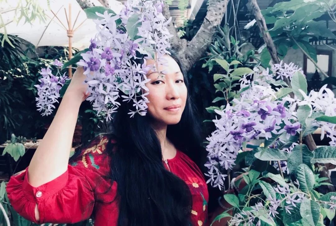 29岁不当记者，追随德国老公守护雨林，两女儿宛如天使，可不上学