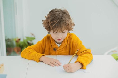 宝宝总是抬起左手是左撇子吗,宝宝多大可以看出是左撇子