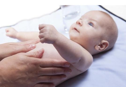 宝宝睡觉惊跳的解决方法,宝宝睡觉惊跳咋办