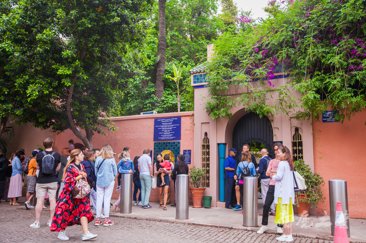 伊夫圣罗兰何时逝世,伊夫圣罗兰葬礼