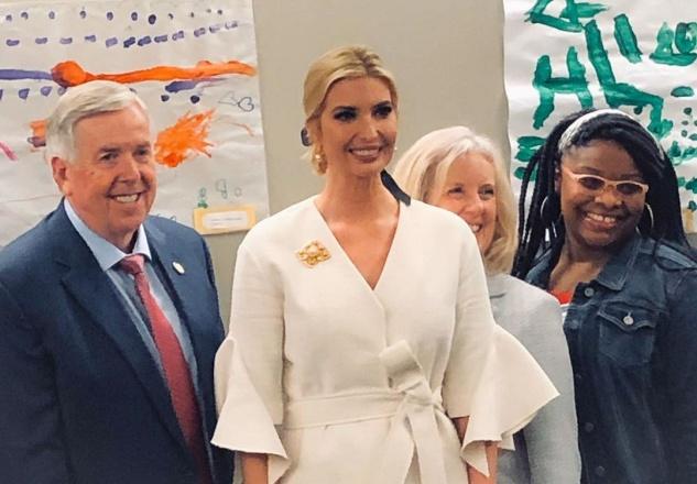 伊万卡穿黑色吊带裙太好,伊万卡穿收腰裙大秀蚂蚁腰