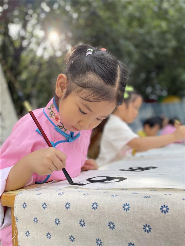 笔墨纸砚润童心,书香画韵趣国庆:合肥市宿州路幼儿园迎国庆活动