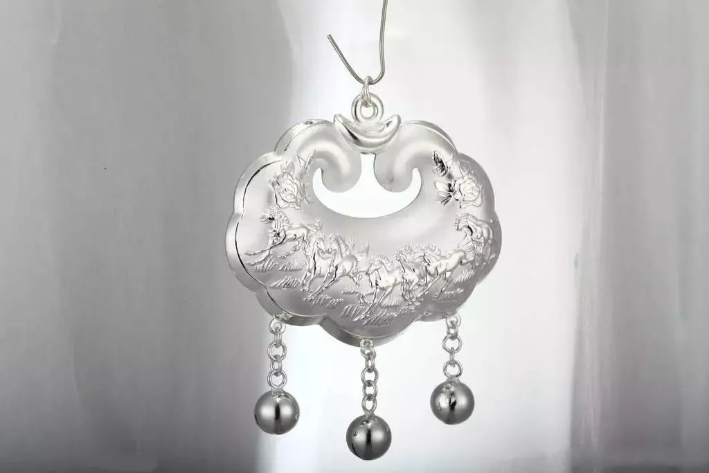 金锁银锁有什么讲究,平安锁怎么戴才好看