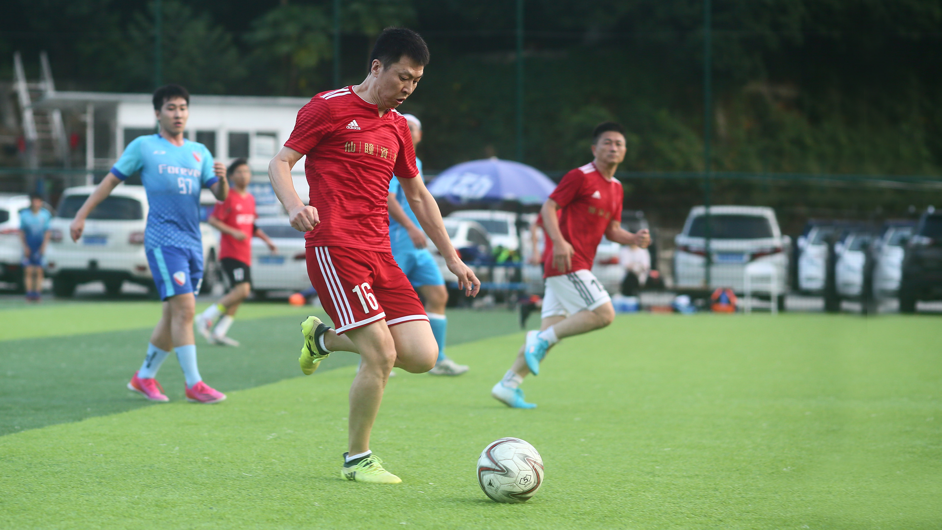 草根足球激烈对抗,深圳草根足球联赛