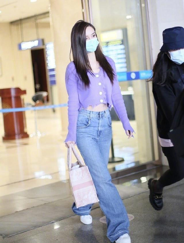 杨颖富家千金气质,杨颖一身休闲装现身机场身材讨喜