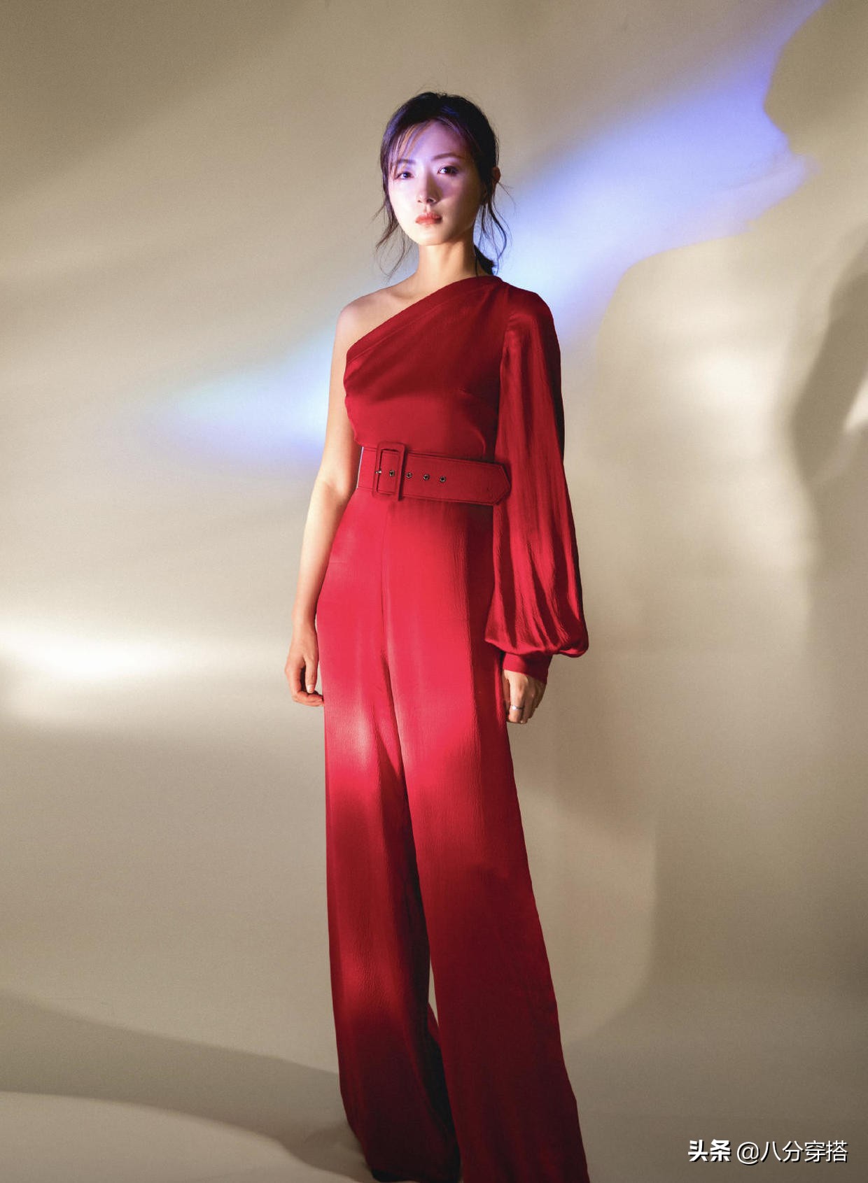 万茜黑色西装搭配图,万茜西装搭配小白鞋