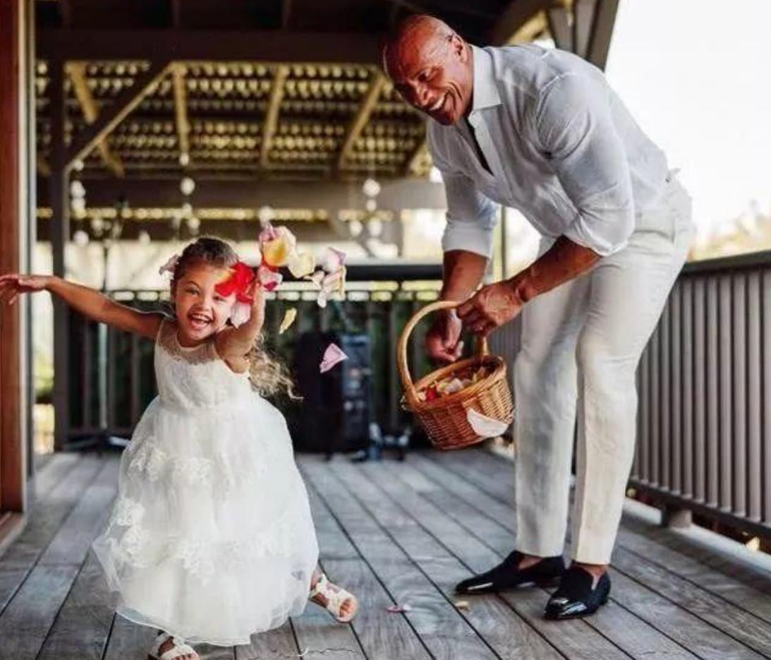 基因强大女儿个个都很漂亮,强森的三个女儿名字