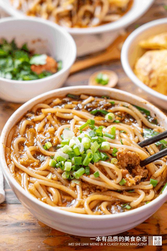 昆明这家小吃店里的传奇男人，17年来让人又嫉妒又欢喜