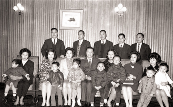 55年前李显斌驾机叛逃，在台湾获奖280万，娶美女为妻，最后怎样