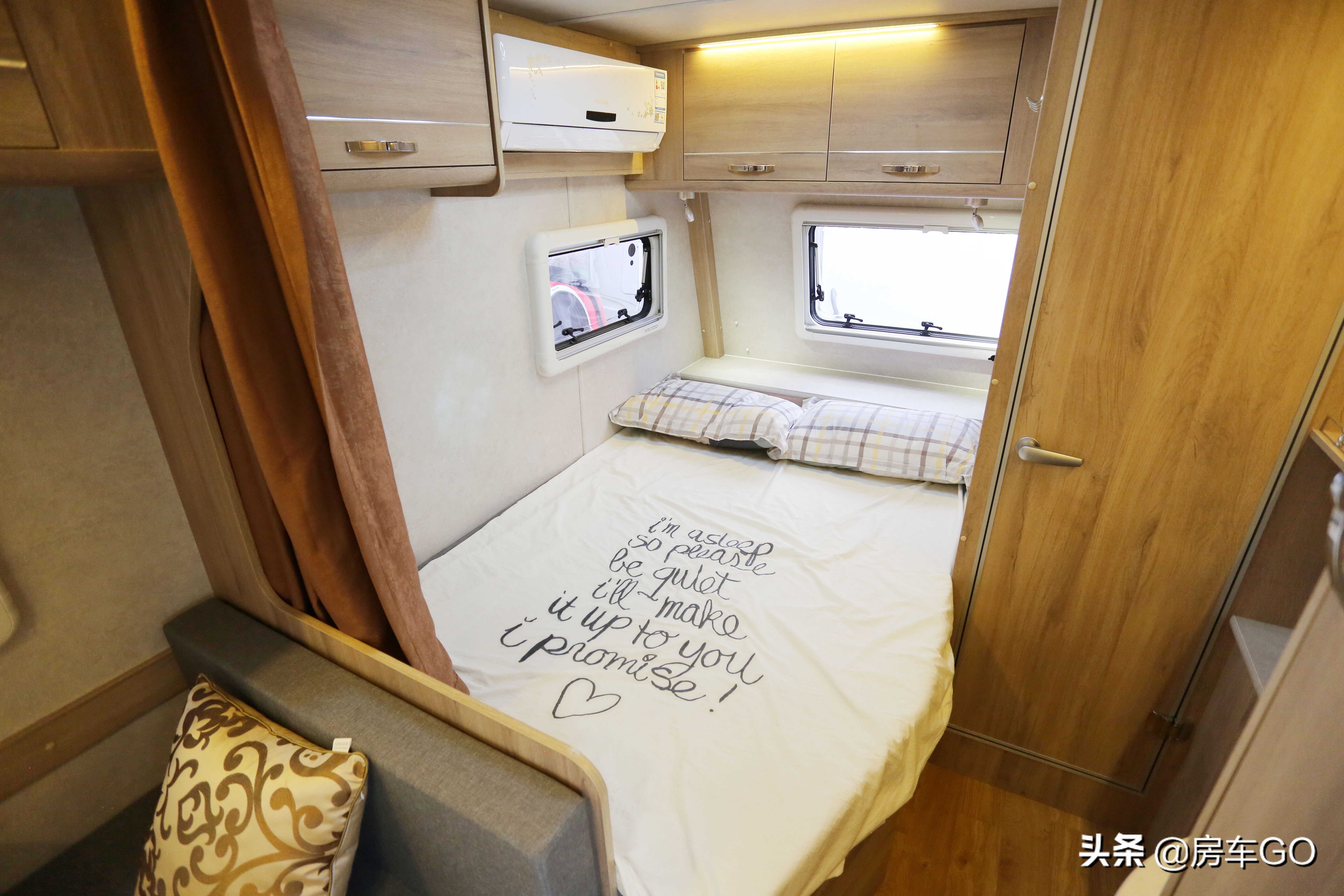 可以上蓝牌的拖挂房车,能住三人小型拖挂房车