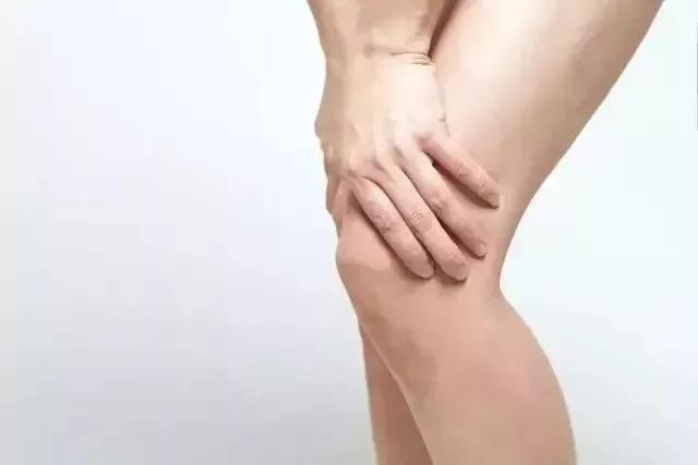 翘二郎腿，身体竟有这么多危害，吓得我赶紧坐直了