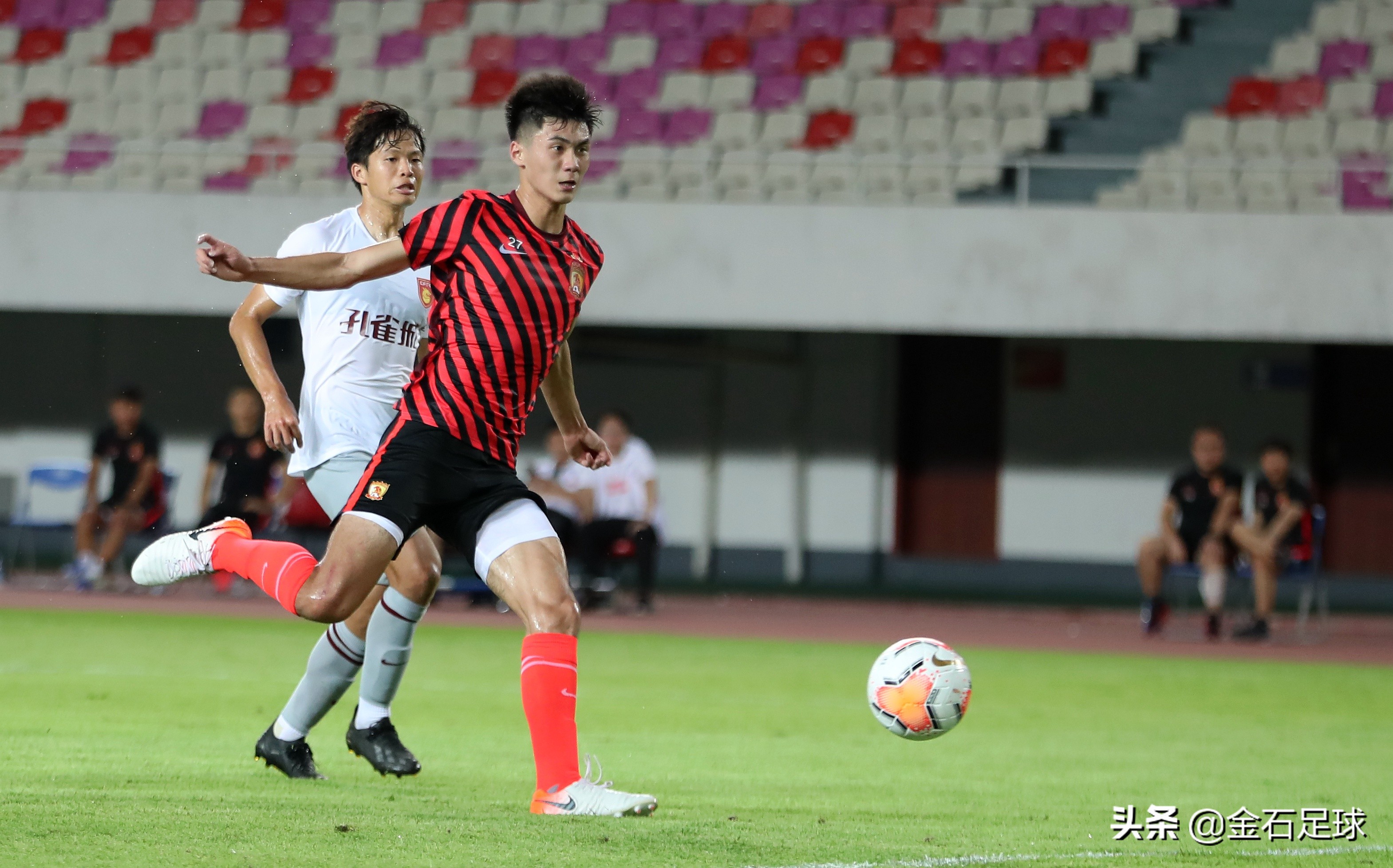 中国足球运动员十大排名,中国十大顶尖足球明星