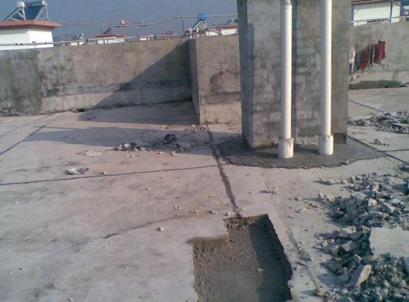 楼上漏水屋顶损坏赔偿标准,楼房的屋顶漏水找谁赔偿