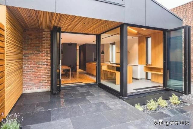 她在别墅外墙搭了个“黑盒子”，从而多出了间阳台和厨房！太聪明