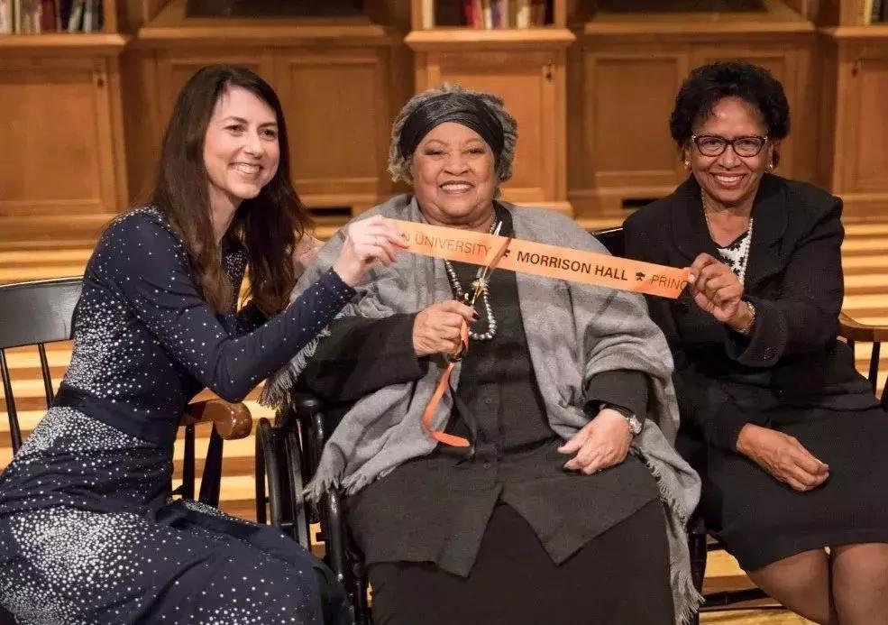 离婚后，她开始写爱，写背叛，“看看做成年人是怎样一回事”