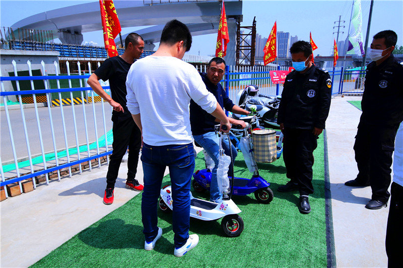 为了带老伴出去游玩方便两千多买了一辆两轮电动车