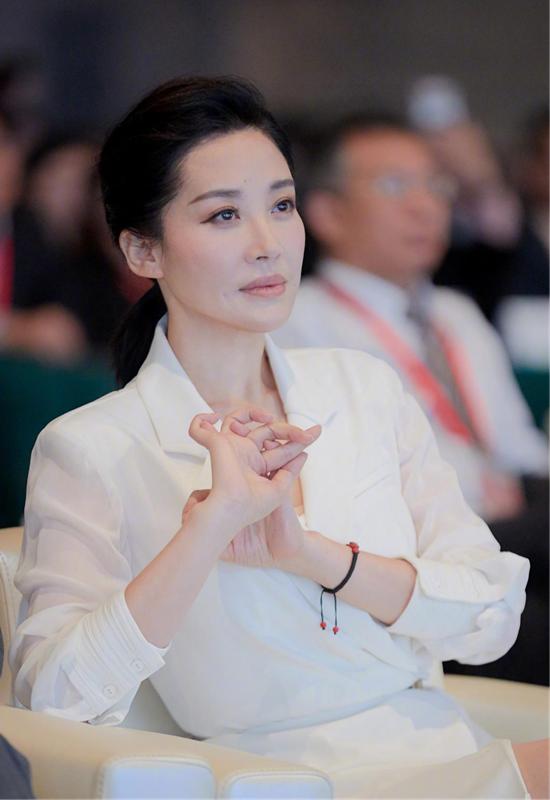 许晴头戴红帽身穿长裙,许晴穿白色西装裙