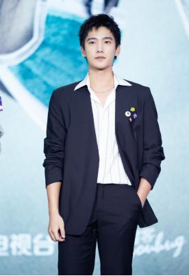 杨洋蒙奇奇发型,杨洋新造型视频