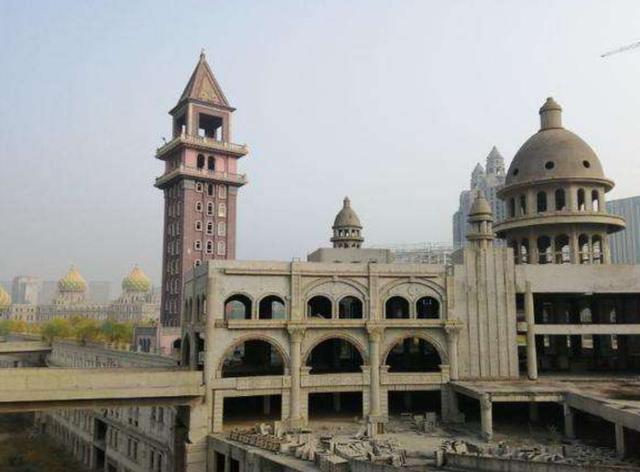 房产悲喜剧,有人靠烂尾楼成首富,有人巨资700亿成“首负”