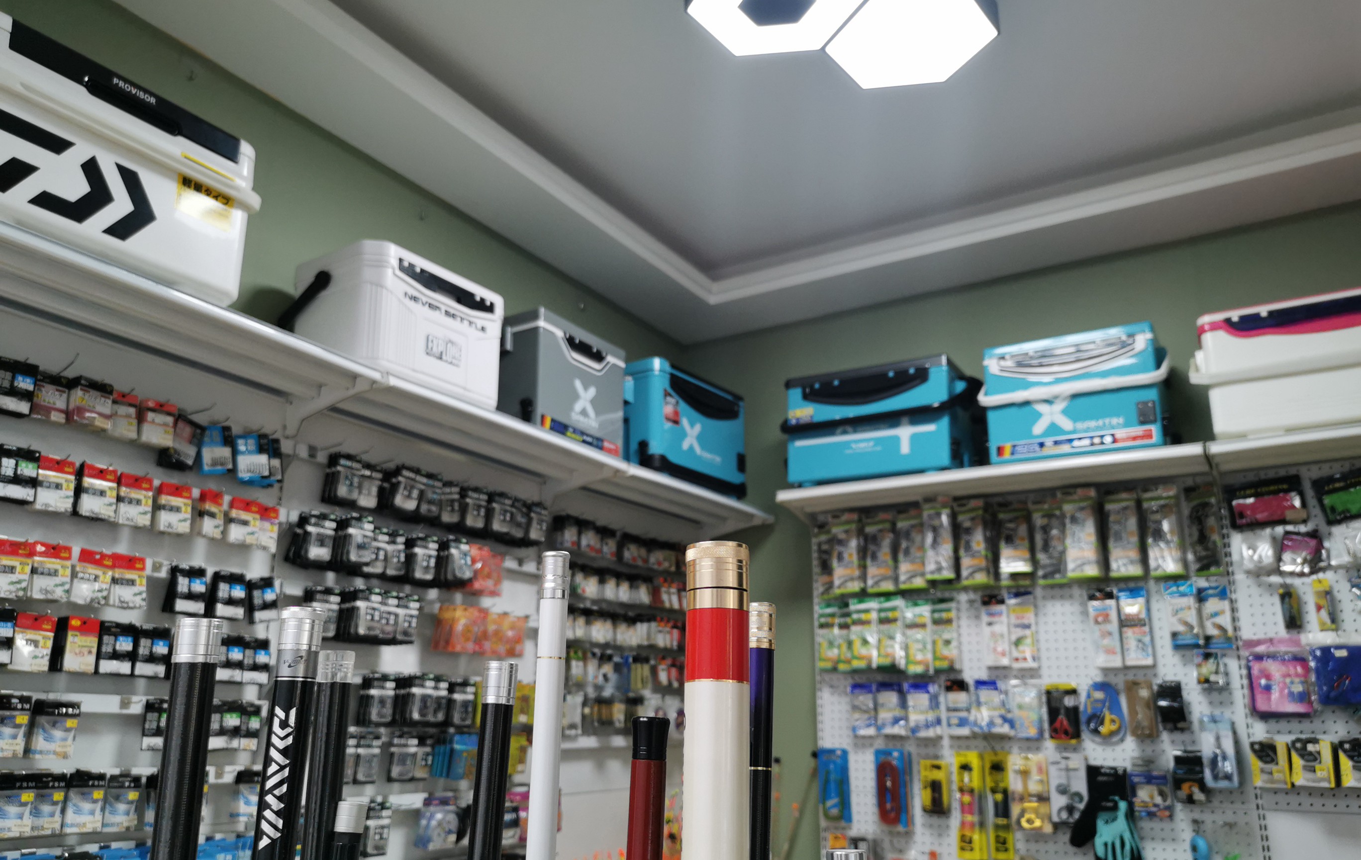 钓友去渔具店买渔具,去渔具店买钓鱼渔具怎么选