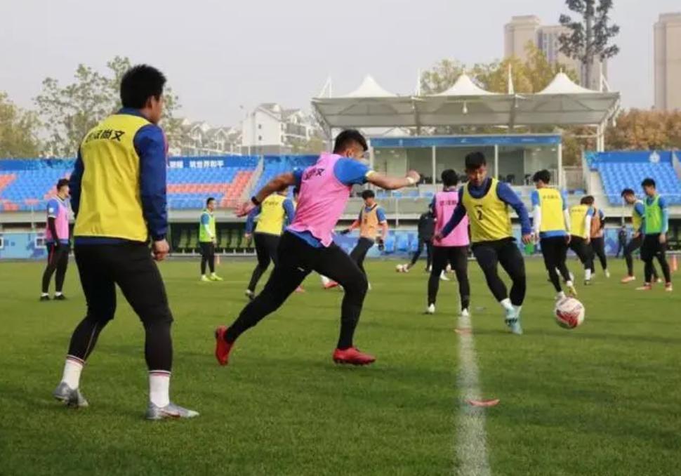 有球踢都不错了！中乙队开1.5万月薪待遇，120名球员抢着加盟