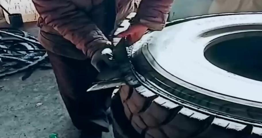 网友修汽车轮胎视频,轮胎翻新全过程视频