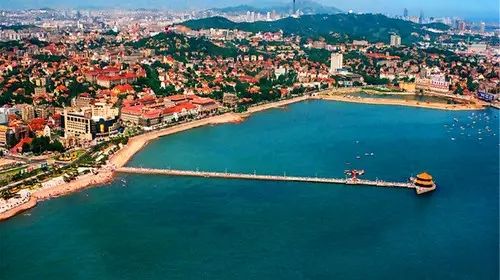 青岛是个很美的海滨,青岛被称为东方瑞士的原因