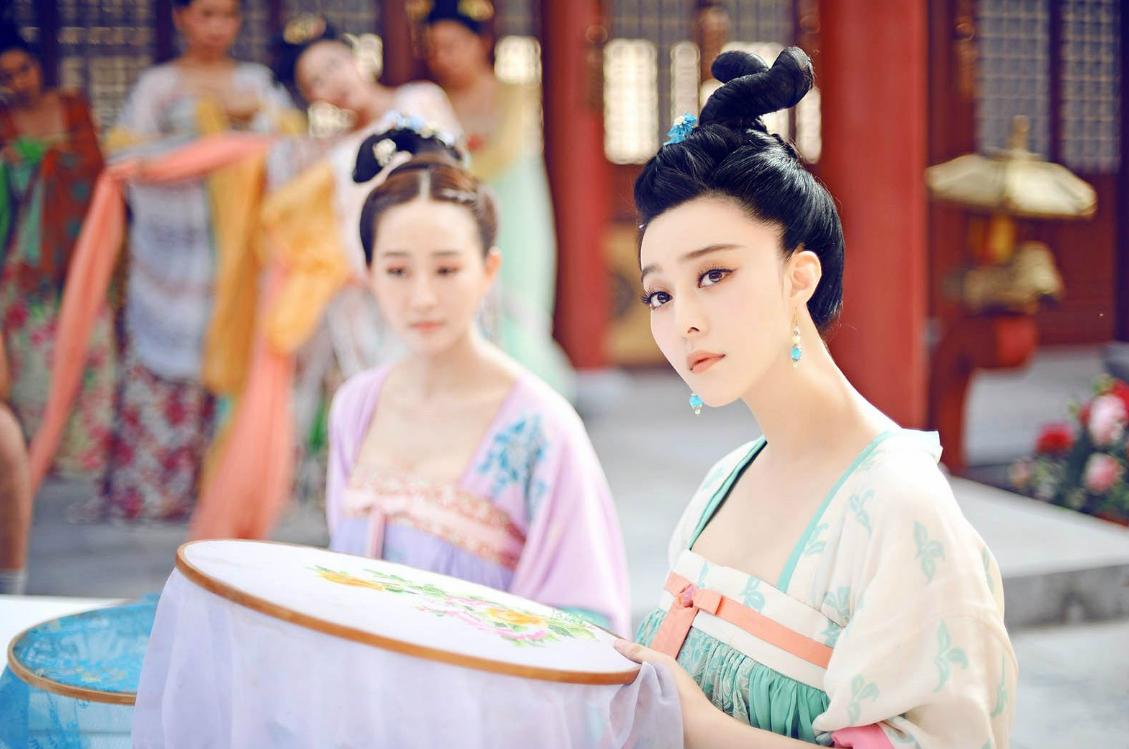 唐代女子流行的穿搭,唐朝女性抹胸长裙搭配