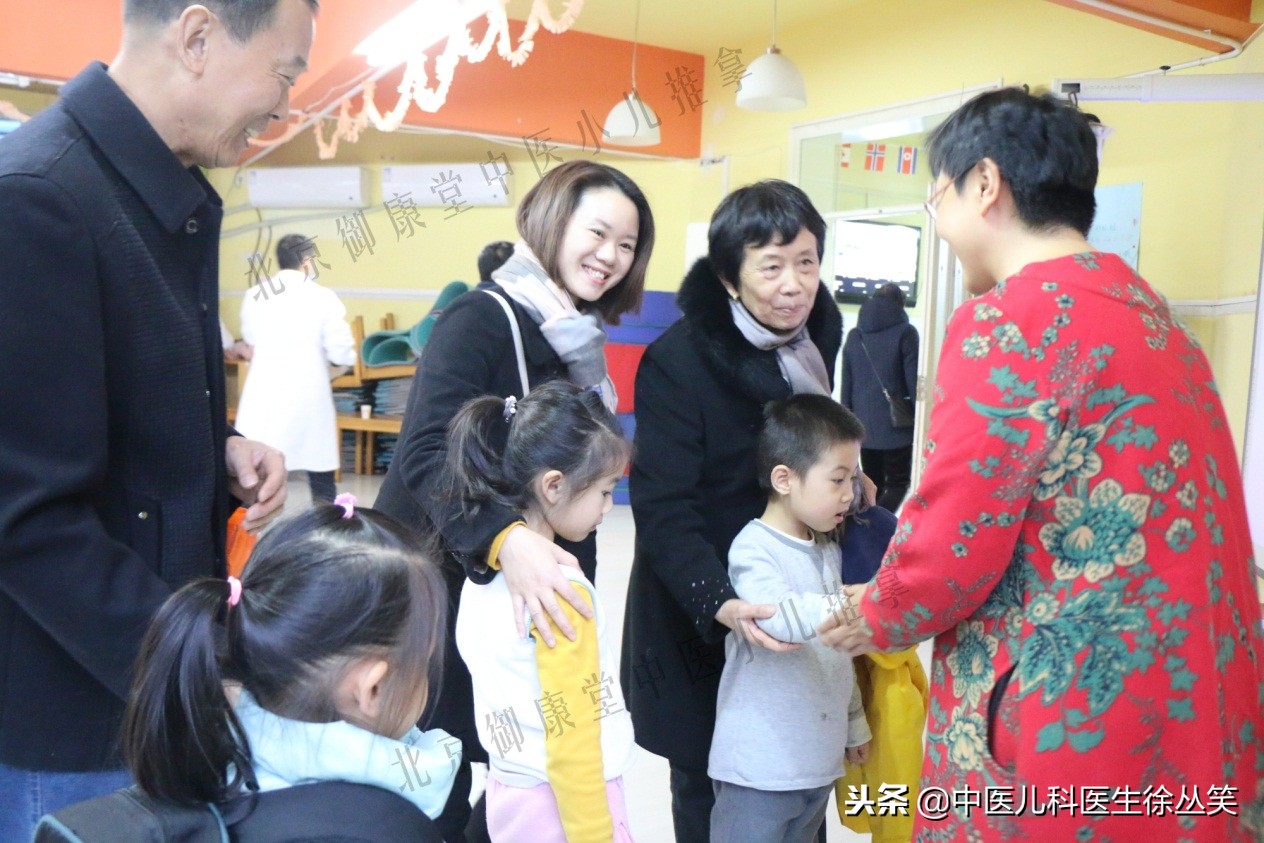 新生儿如何住院蓝光治疗黄疸,十个新生儿九个黄疸