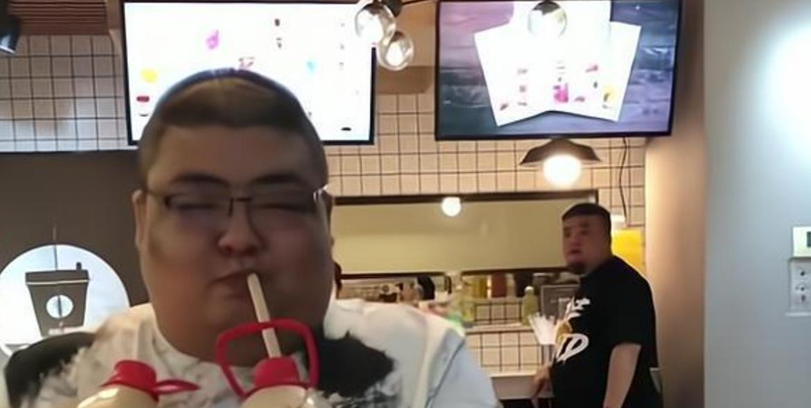 吃播泡泡龙意外去世，29岁体重320斤，生前脸上黑斑是早有预兆？