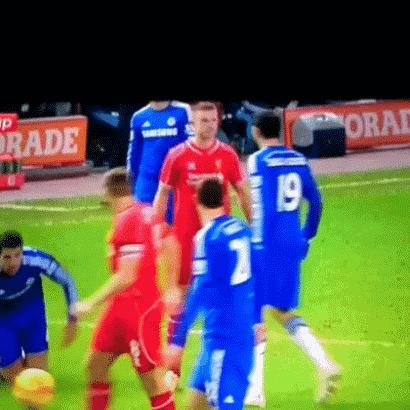 足球的搞笑时刻看完真笑死了,足球搞笑乌龙球gif