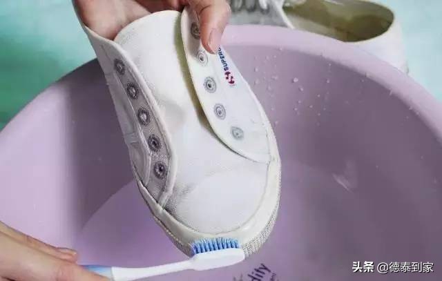 怎么让小白鞋变白又不会变黄,小白鞋变黄了怎么刷不花钱
