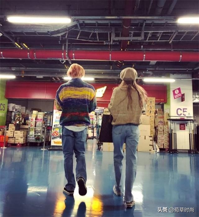 金泫雅和男友的*服私**终于正常一回！毛衣和蕾丝的碰撞，美出艺术感