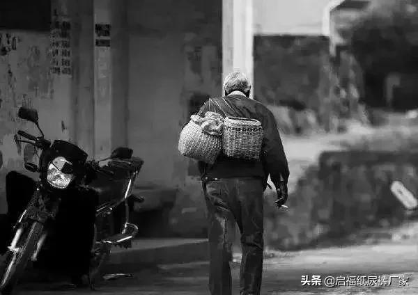 他给妈妈的买的第一份礼物,竟然是一包成人纸尿裤...