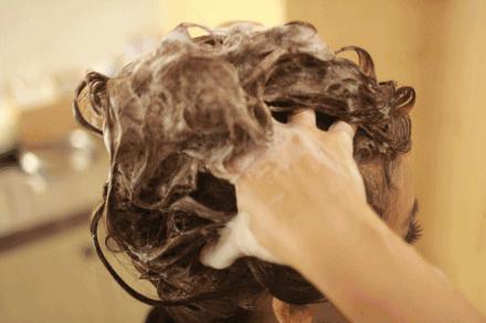 头皮一直出汗痒,头皮多痒出油掉发严重怎么办