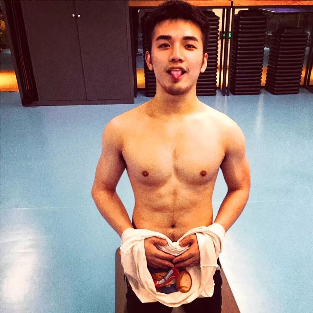 大学毕业生发传单,被精英男*养包**!