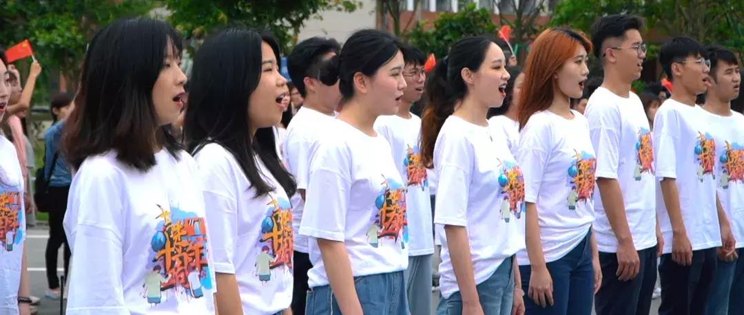 拍个快闪都是爱你的形状!2000多人在金湾以歌示爱录MV为她过生日