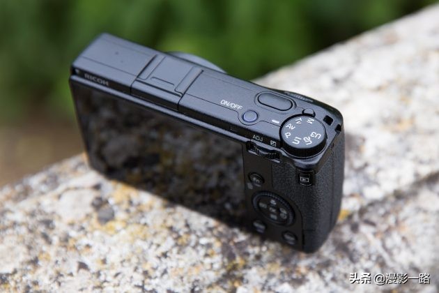 理光GRIII数码相机还是街拍神器吗？对比GRII有哪些优势和不足？