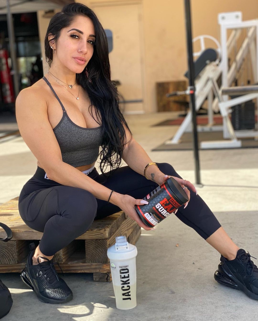 美国女孩健身房因肥胖遭嘲笑,美国女孩健身训练