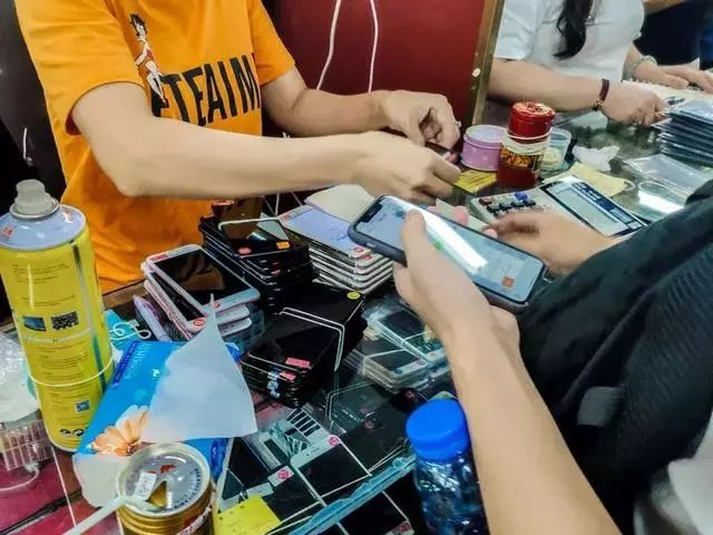 iPhone11降价1000，“中国电子第一街”惨变“美妆城”？