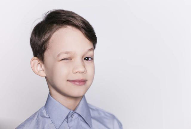 警惕高度近视眼要当心视网膜脱离,眼睛总是干涩记得警惕干眼症