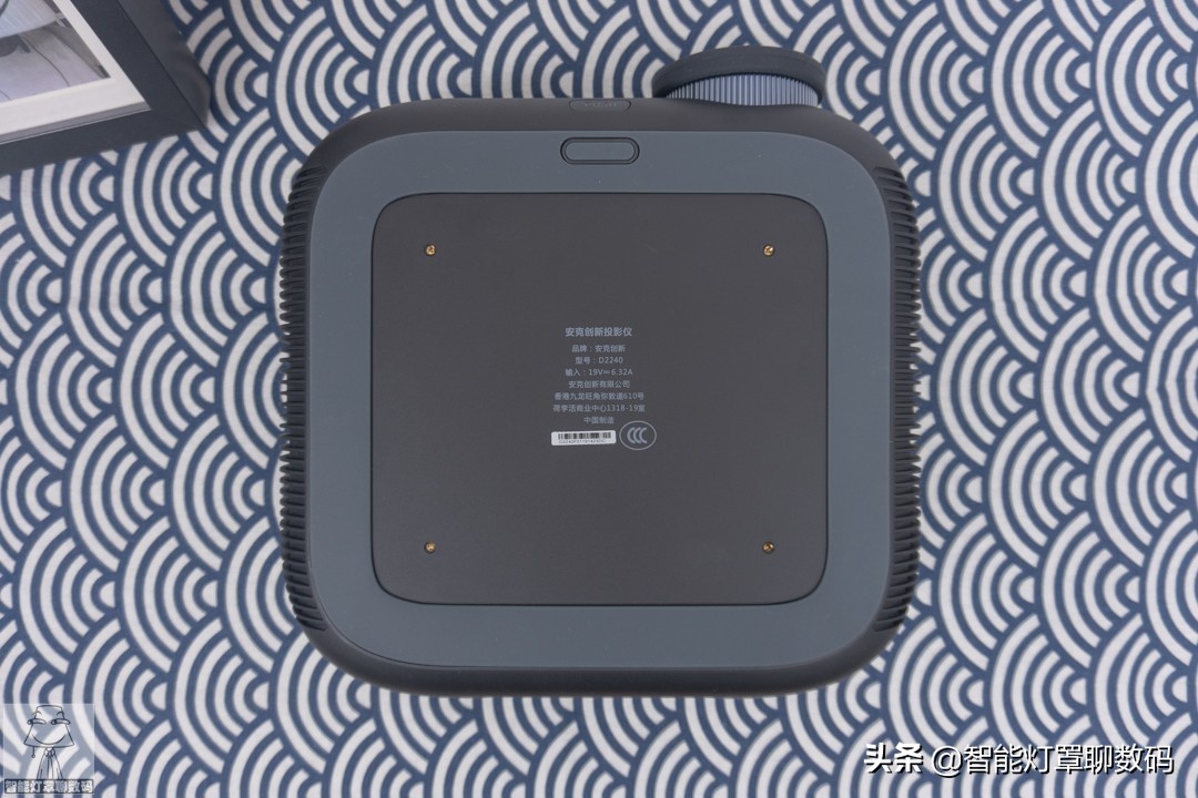 深圳小伙的快乐出租屋（上）：千元1080P投影+头戴蓝牙耳机