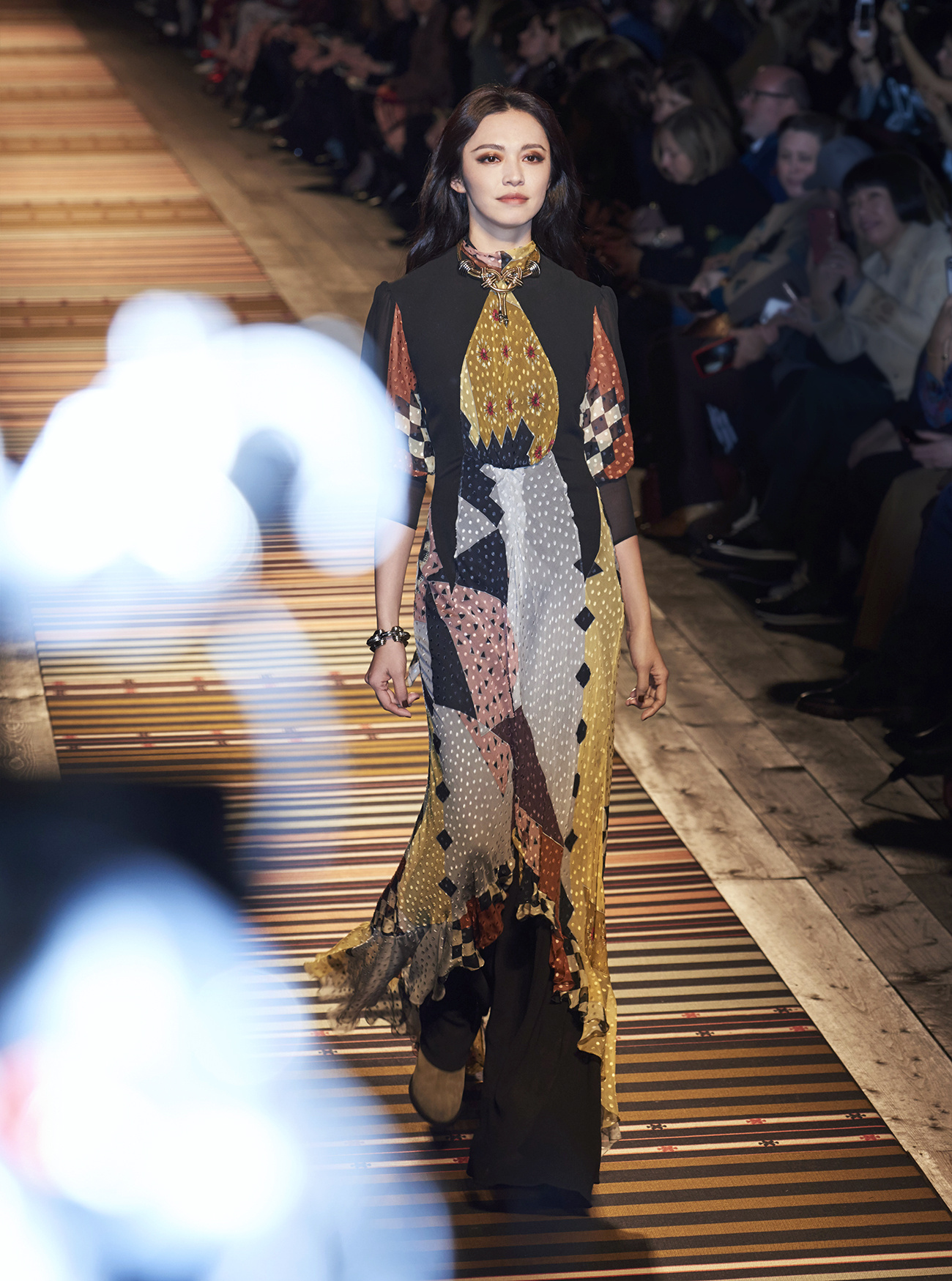 姚晨穿黑白连身裙亮相某活动,姚晨穿搭虽气势凛然