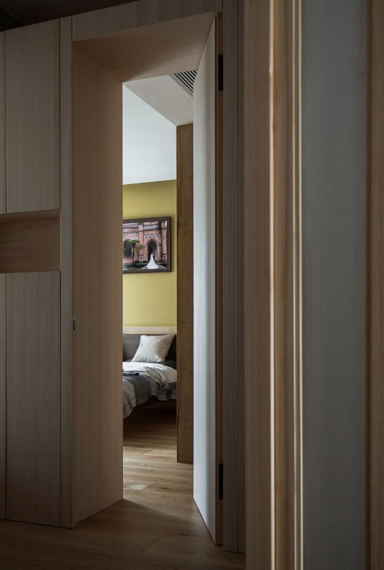 主卧过道型衣帽间设计,过道2.5米设计个衣帽间