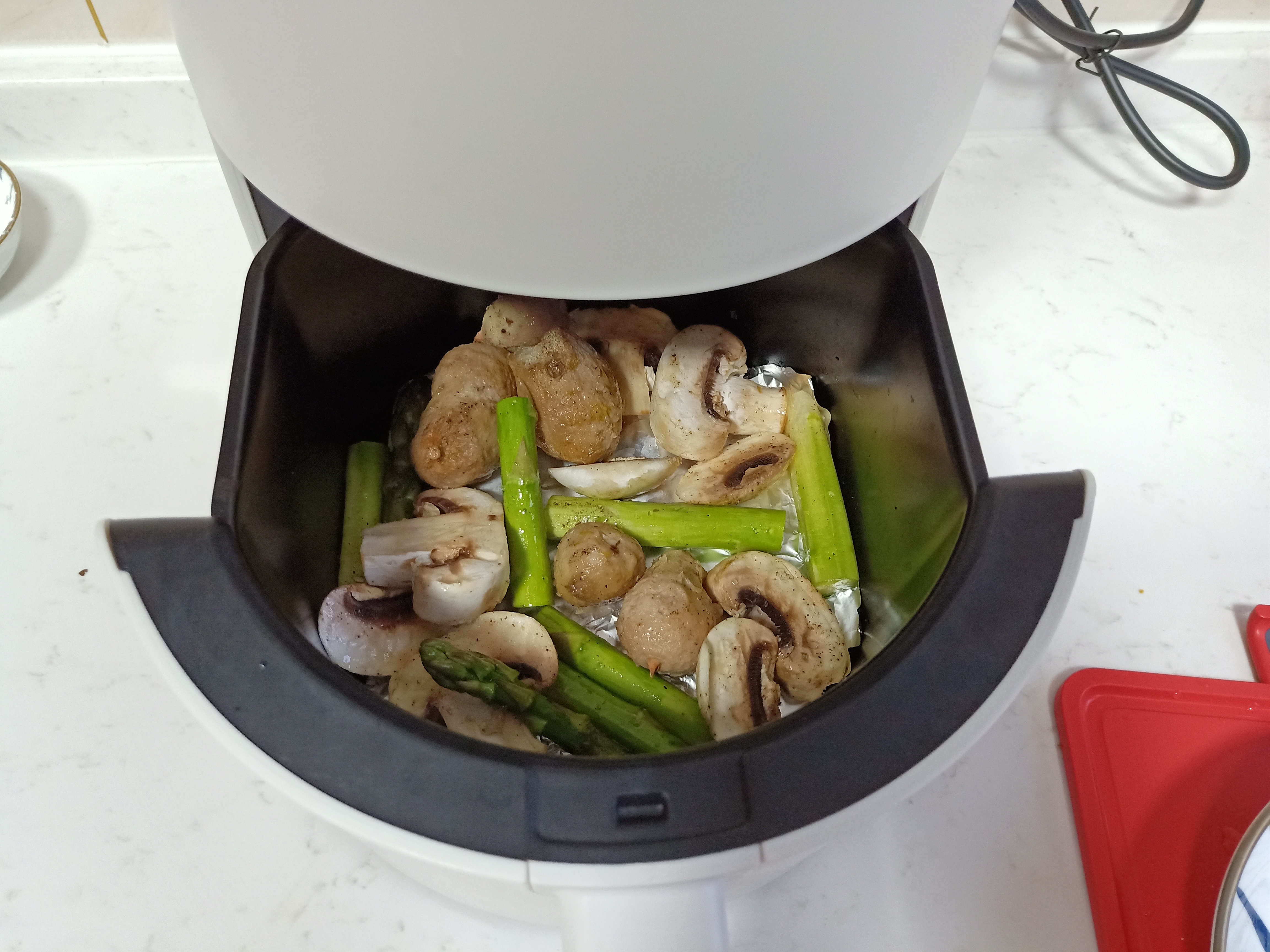 1个人吃饭真妙，不炒不煮不用锅，网友：减肥又营养，难怪身材好