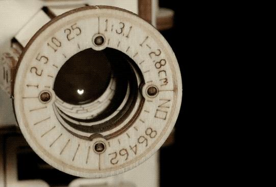 用老式胶片放映机改造投影过程,用木板拼出的老式电影放映机