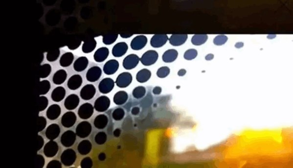 后挡风玻璃有几个小黑点,挡风玻璃上有很多小黑点