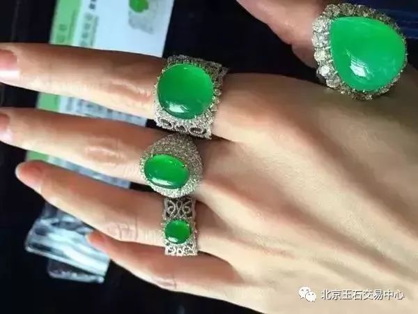 手镯小了佩戴手镯方法,怎么戴手镯不容易变形开口